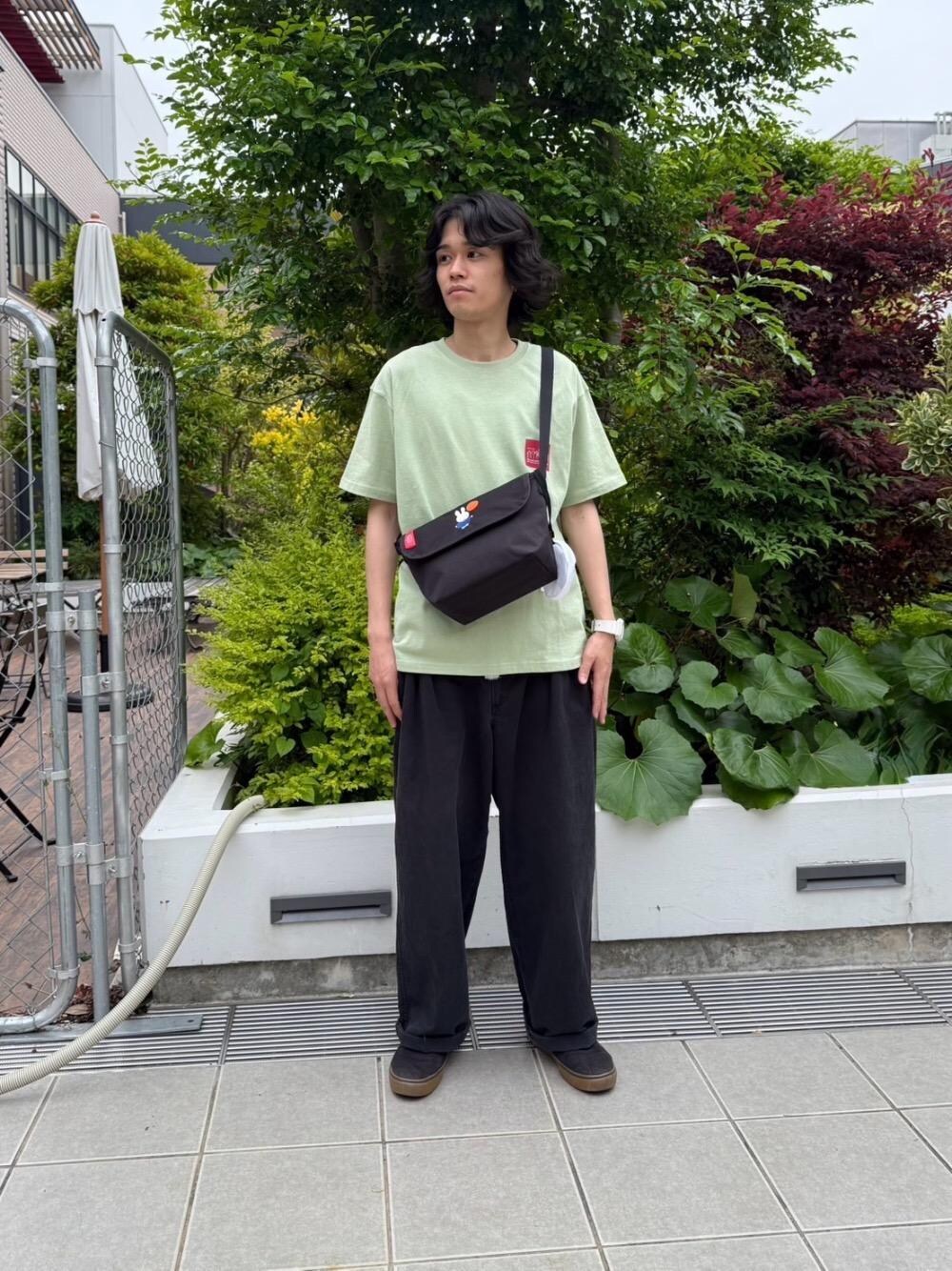 ブラック系のメッセンジャーバッグを着用したメンズの春コーディネートの1枚目の写真
