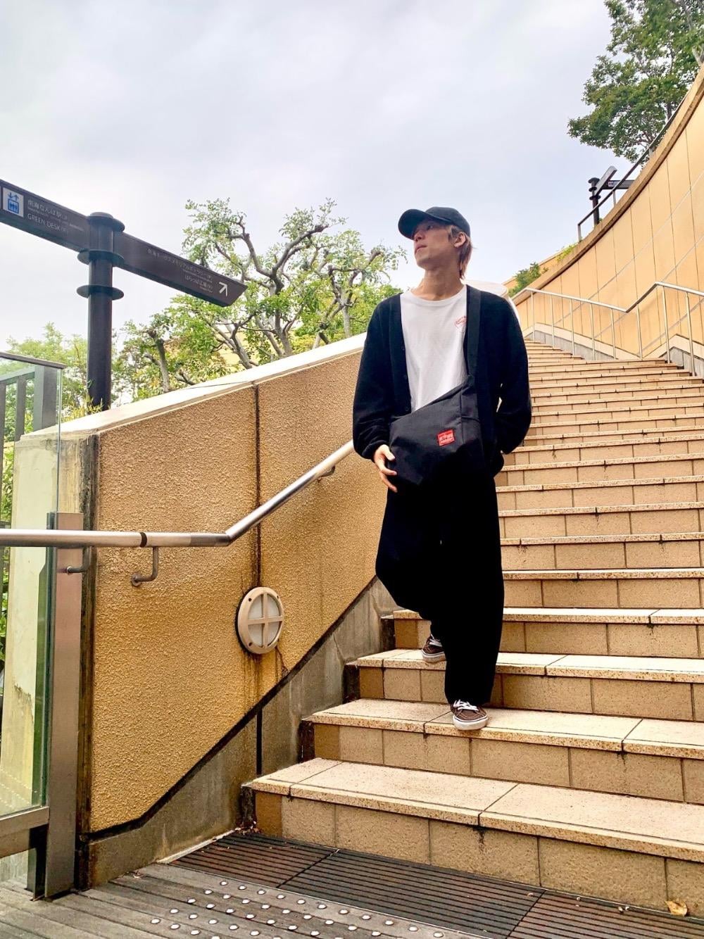 「ショルダーバッグ、Manhattan Portage、春夏コーデ、通勤スタイル、通学スタイル、夏コーデ、定番人気」｜「Manhattan PortageのBed-Stuy Shoulder Bag（ショルダーバッグ、ブラック系）」を使った、Manhattan Portage Staffさん（メンズ・180cm）の春コーディネートの1枚目の写真