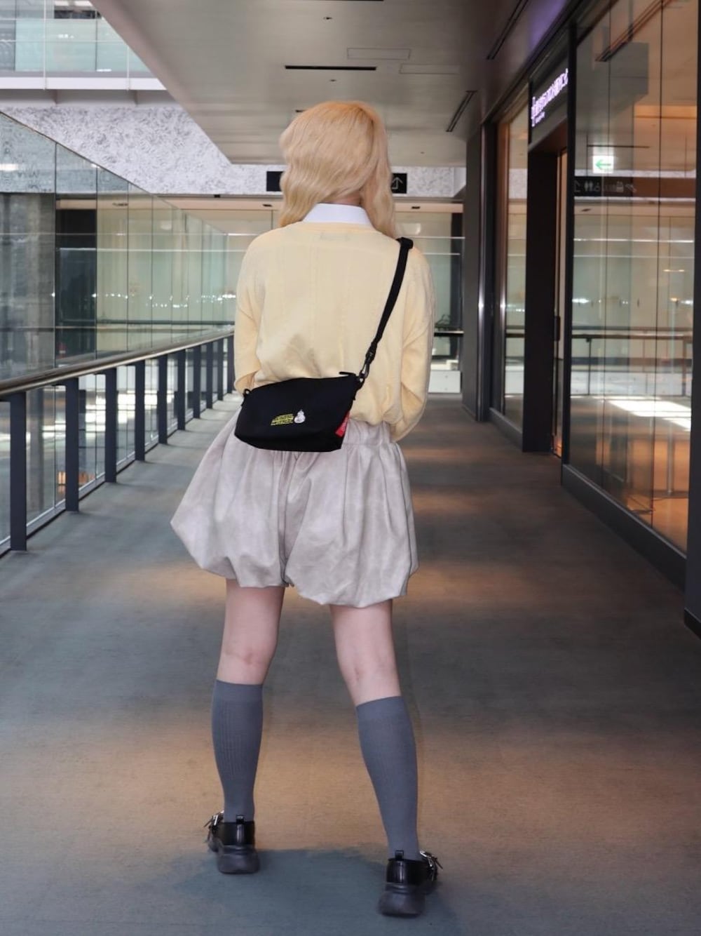 「ショルダーバッグ、Manhattan Portage、スターウォーズ、新生活、数量限定、バッグインバッグ、定番人気、小中学生にも、ストラップ取り外し可能、BB-8」｜「Manhattan PortageのZUCCOTTI CLUTCH 2025／STAR WARS（ショルダーバッグ、ブラック系）」を使った、Manhattan Portage Staffさん（レディース・157cm）の春コーディネートの1枚目の写真