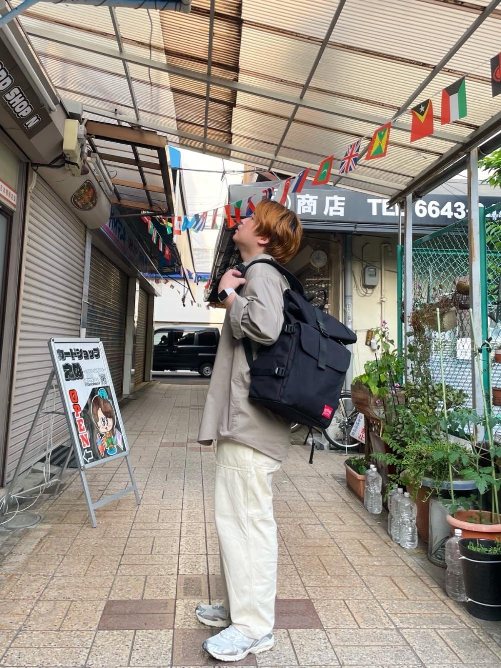 ブラック系のバックパック/リュックを着用したメンズの春コーディネートの1枚目の写真
