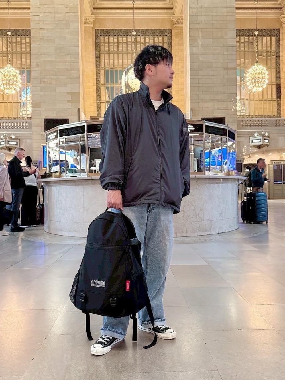 ブラック系のバックパック/リュックを着用したメンズの春コーディネートの1枚目の写真