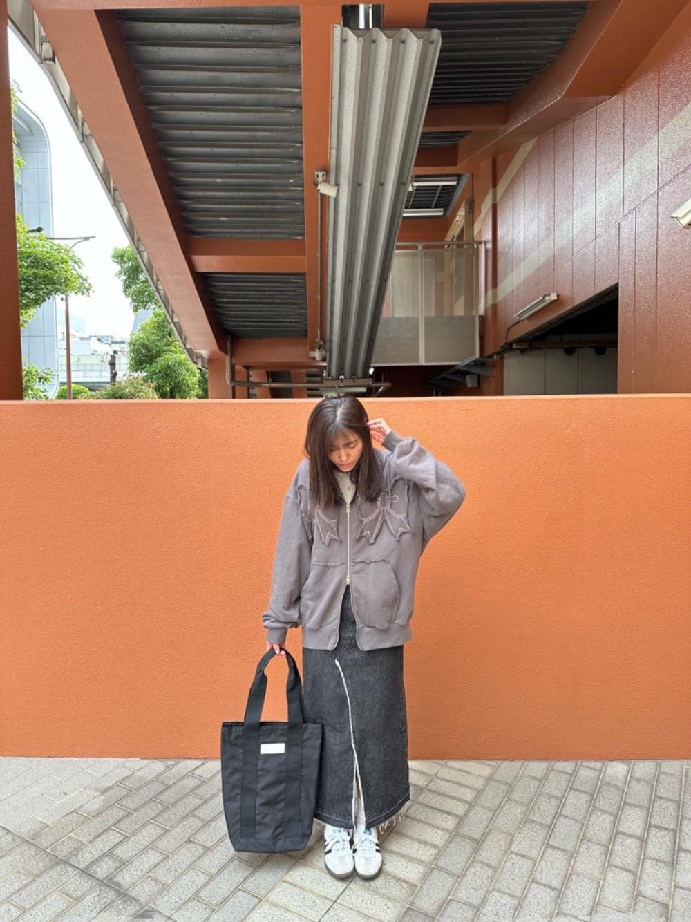 「トートバッグ、ブラック、Manhattan Portage、春夏コーデ、通勤スタイル、通学スタイル」｜「Manhattan PortageのELDRIDGE STREET TOTE 300P CORDURA ECO SHEEN VOL.2（トートバッグ、ブラック系）」を使った、Manhattan Portage Staffさん（レディース・162cm）の春コーディネートの1枚目の写真
