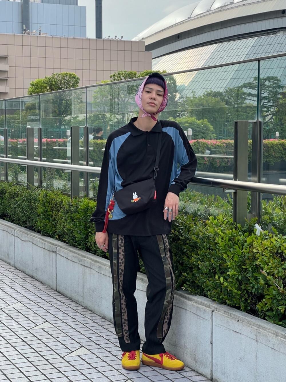 ブラック系のショルダーバッグを着用したメンズの夏コーディネートの1枚目の写真