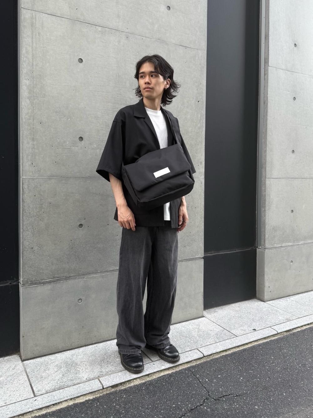 「ショルダーバッグ、Tシャツ、休日スタイル、Manhattan Portage、シンプルコーデ、春コーデ、春夏コーデ、アパレル、通学スタイル、夏コーデ」｜「Manhattan Portageの《再入荷》S/S Print T-Shirt（Tシャツ/カットソー、ホワイト系）」を使った、Manhattan Portage Staffさん（メンズ・165cm）の夏コーディネートの1枚目の写真