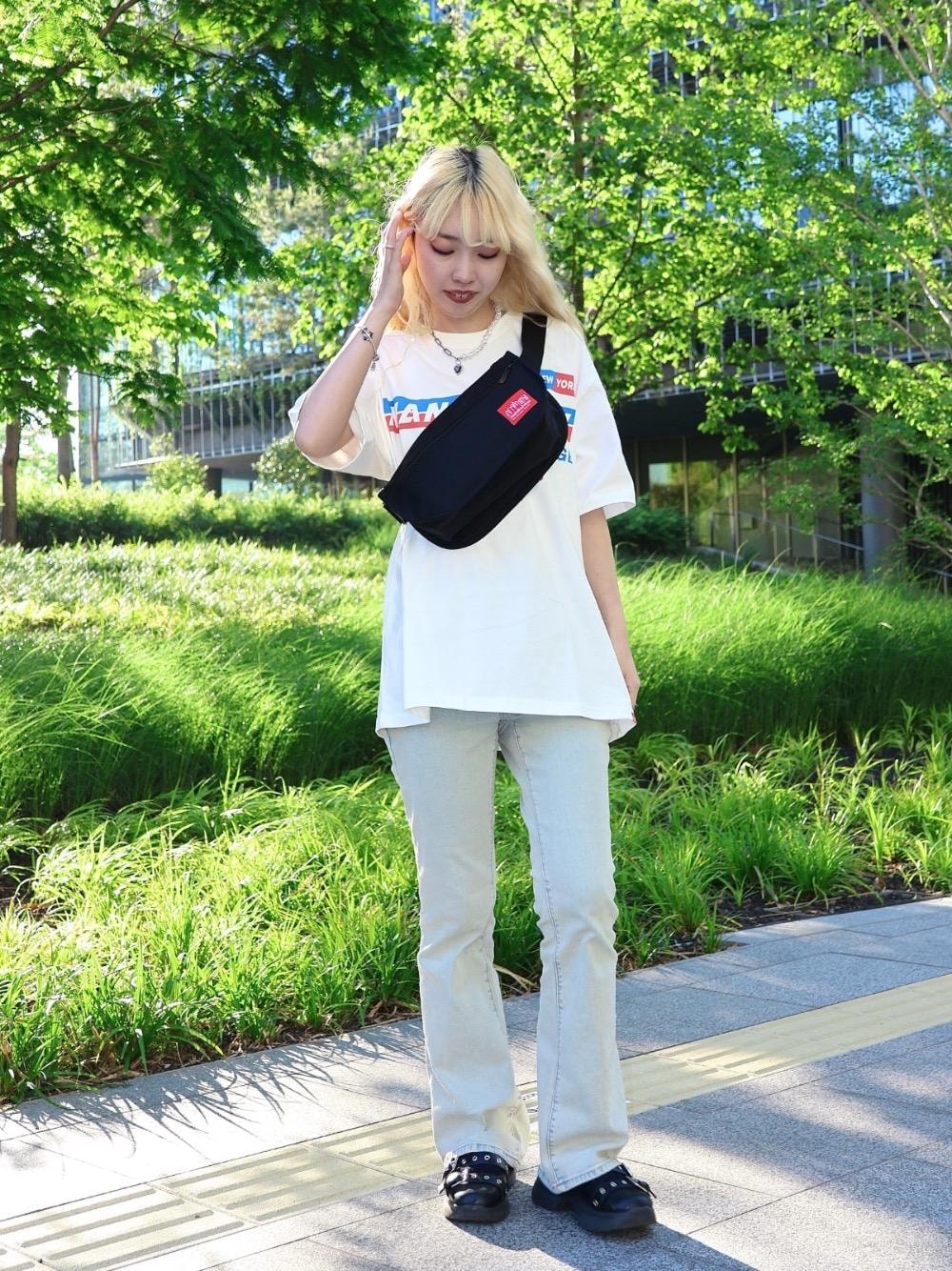 ブラック系のボディバッグ/ウエストポーチ、ホワイト系のTシャツ/カットソーを着用したレディースの夏コーディネートの1枚目の写真