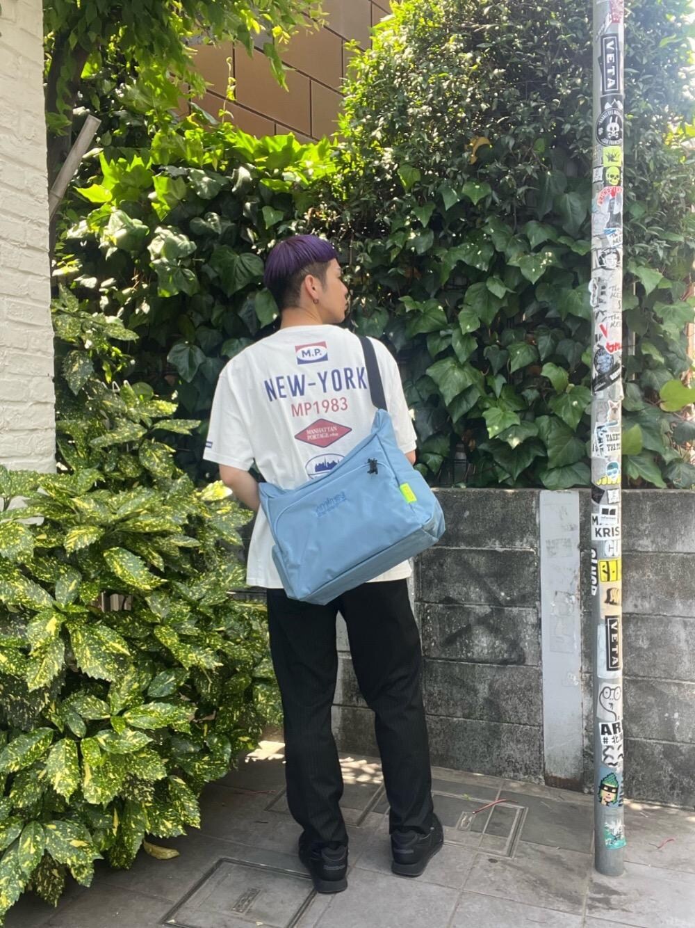 ホワイト系のTシャツ/カットソーを着用したメンズの夏コーディネートの1枚目の写真