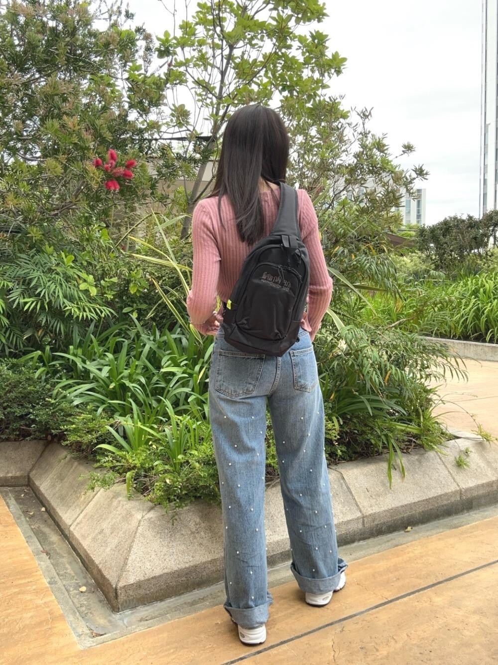 ブラック系のボディバッグ/ウエストポーチを着用したレディースの夏コーディネートの1枚目の写真