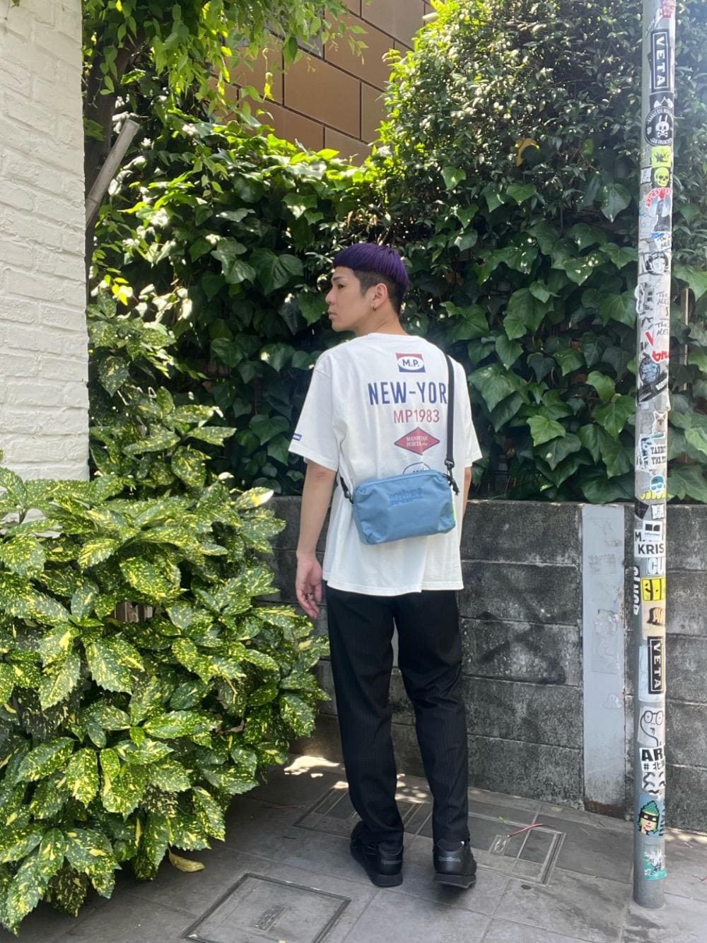 ホワイト系のTシャツ/カットソー、ブルー系のショルダーバッグを着用したメンズの夏コーディネートの1枚目の写真