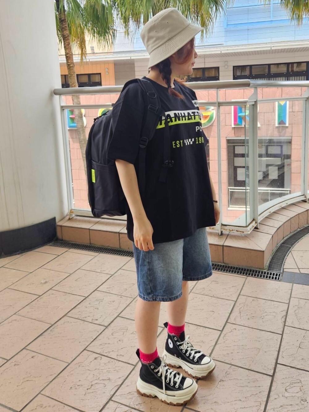 ブラック系のTシャツ/カットソー、ブラック系のバックパック/リュック、ピンク系のソックス/靴下を着用したレディースの夏コーディネートの1枚目の写真