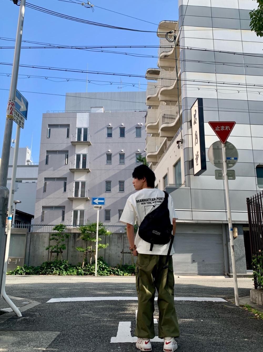 「ショルダーバッグ、ストリート、Manhattan Portage、新生活、夏コーデ」｜「Manhattan PortageのJ (SM) Action Bag（ショルダーバッグ、ブラック系）」を使った、Manhattan Portage Staffさん（メンズ・177cm）の夏コーディネートの1枚目の写真