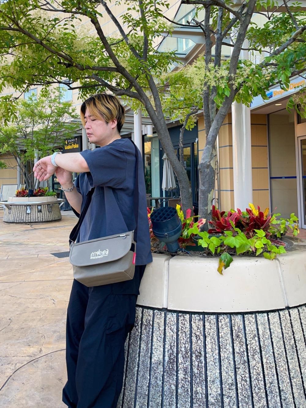 ブラウン系のメッセンジャーバッグを着用したメンズの夏コーディネートの1枚目の写真