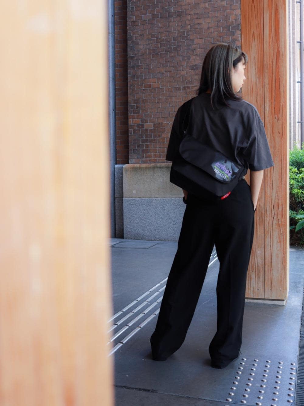 ブラック系のメッセンジャーバッグを着用したレディースの夏コーディネートの1枚目の写真