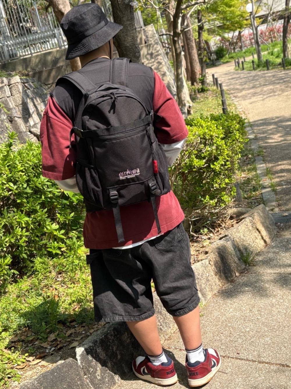 ブラック系のバックパック/リュックを着用したメンズの夏コーディネートの1枚目の写真