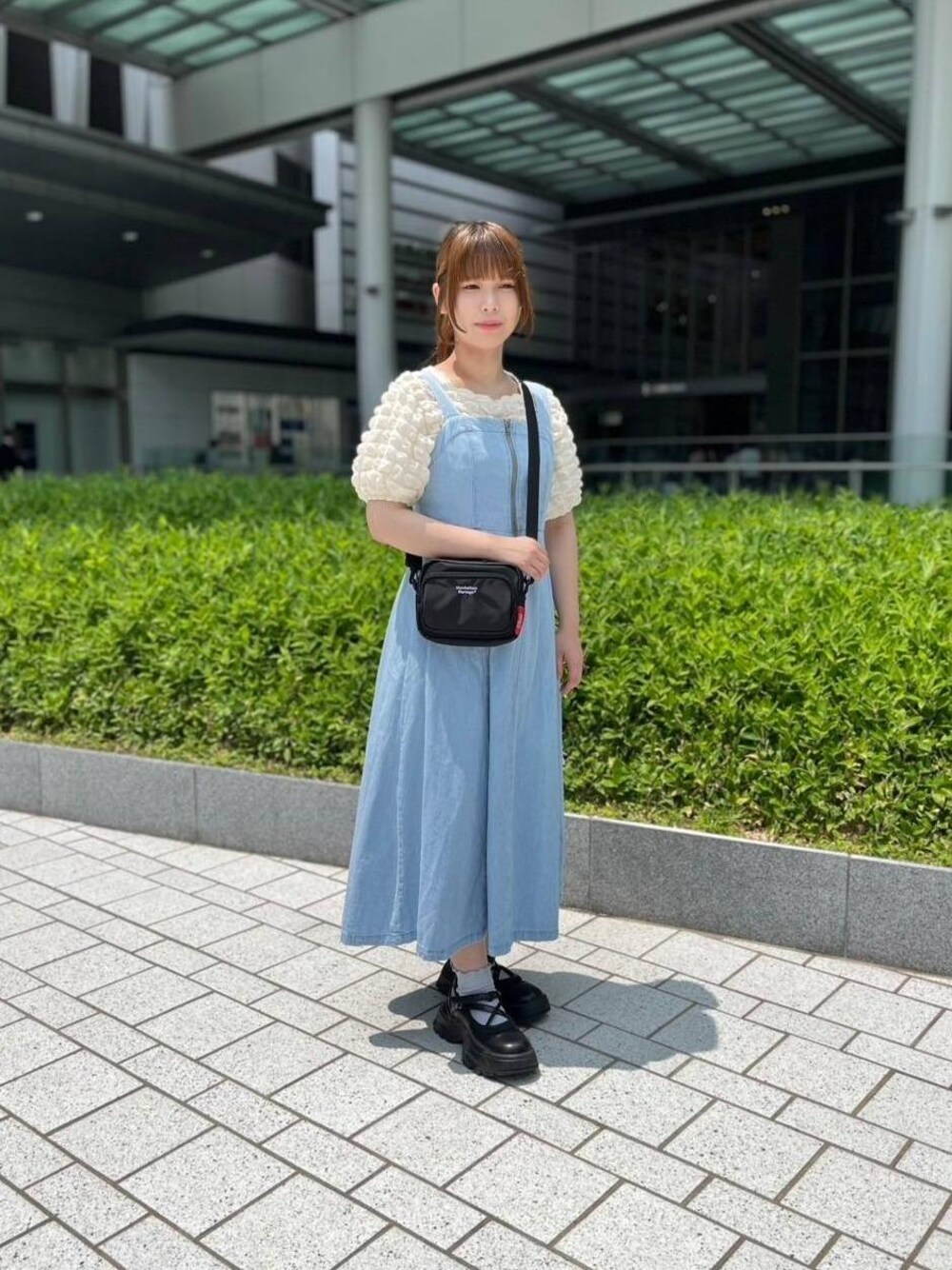 ブラック系のショルダーバッグを着用したレディースの夏コーディネートの1枚目の写真