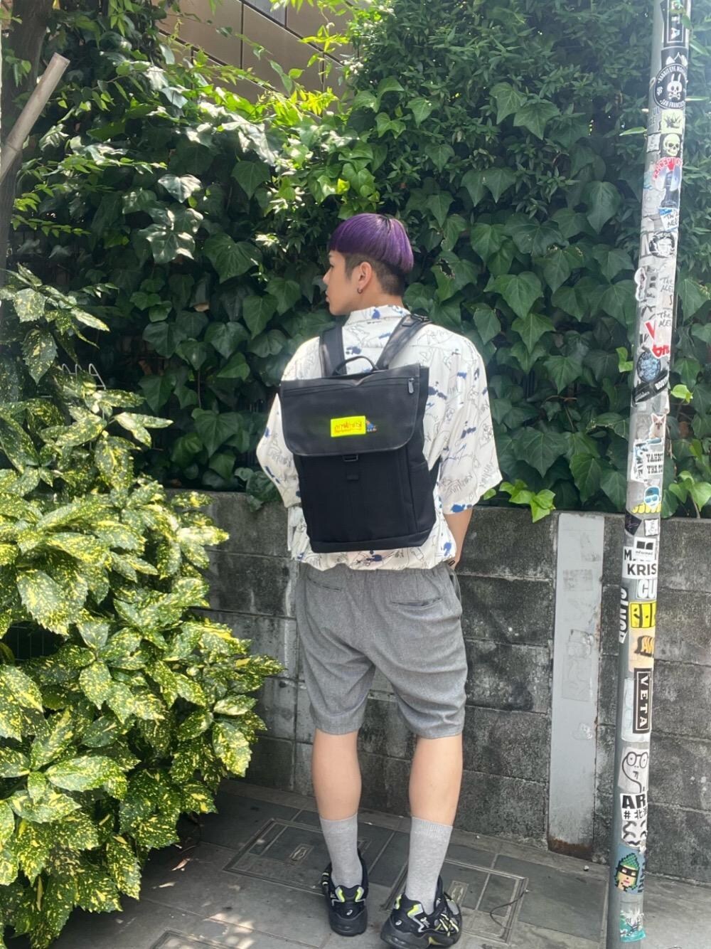 ホワイト系のシャツ/ブラウスを着用したメンズの夏コーディネートの1枚目の写真