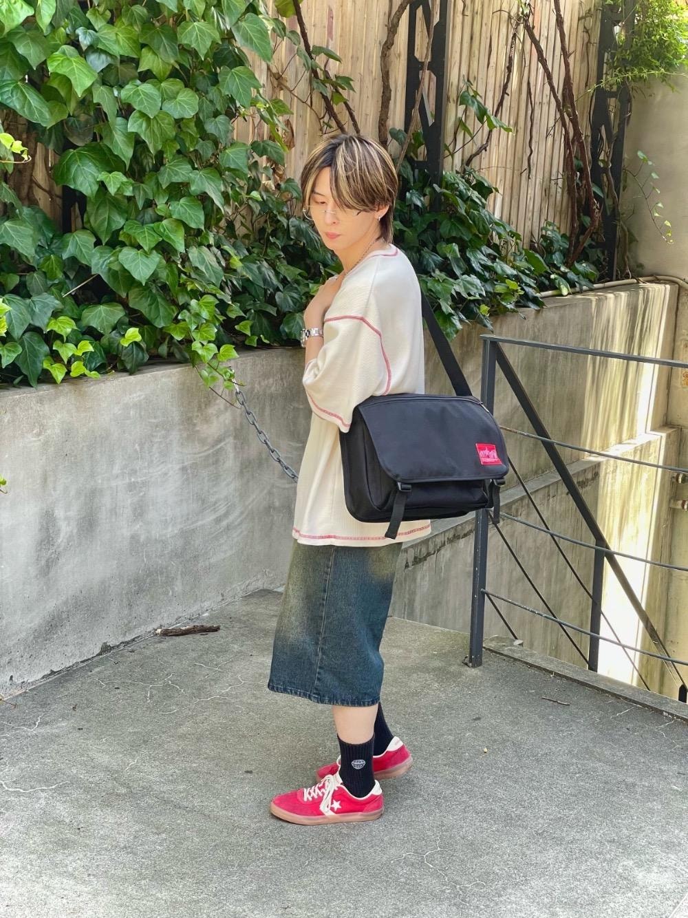 ブラック系のショルダーバッグを着用したメンズの夏コーディネートの1枚目の写真