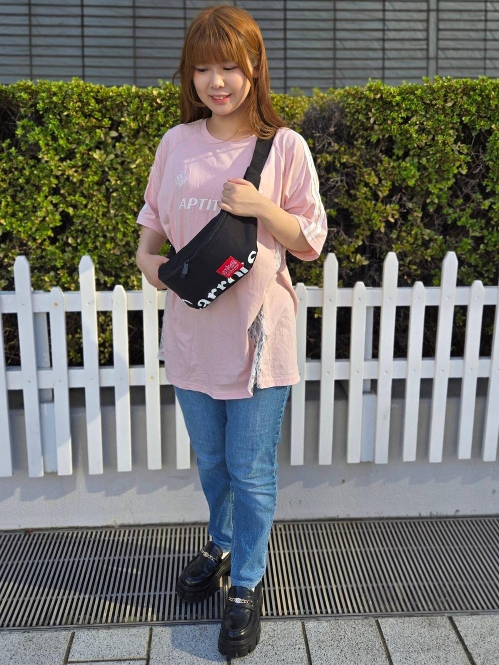 ブラック系のボディバッグ/ウエストポーチを着用したレディースの夏コーディネートの1枚目の写真