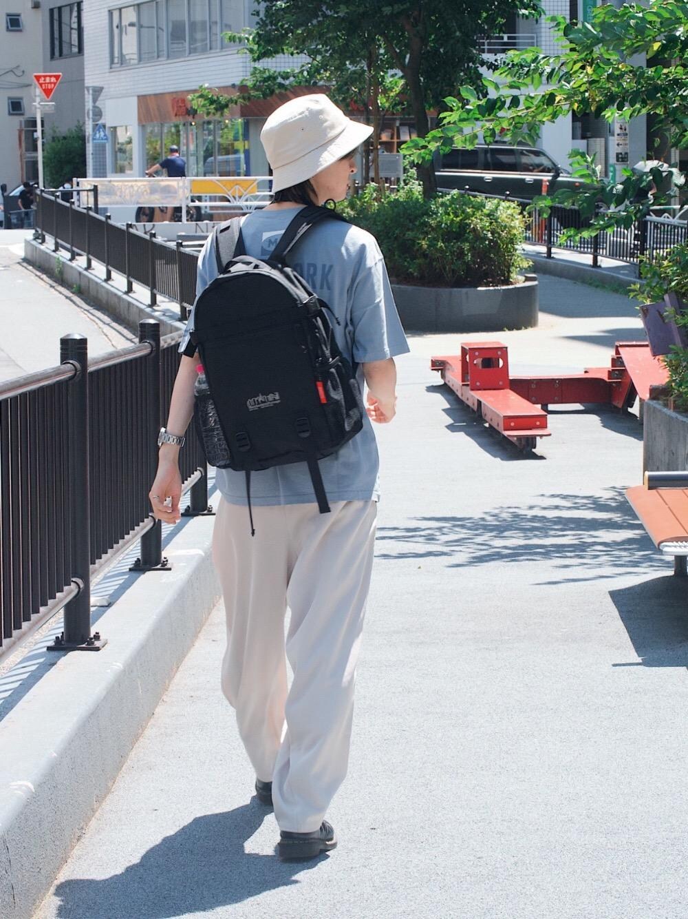 ブラック系のショルダーバッグ、ブラック系のバックパック/リュック、グレー系のTシャツ/カットソーを着用したメンズの夏コーディネートの1枚目の写真