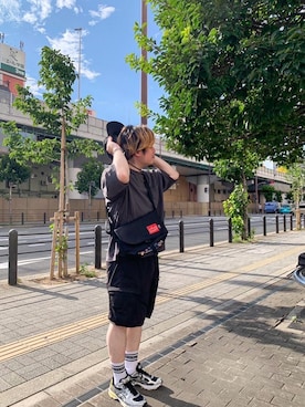 「アイテム（メッセンジャーバッグ）」を使った、Manhattan Portage Staffさん（メンズ・173cm）の夏コーディネート