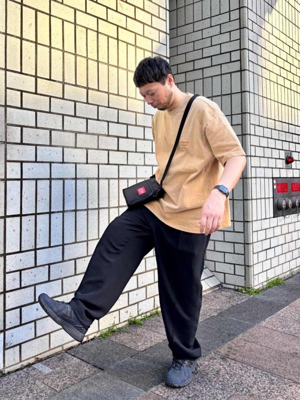 ブラック系のショルダーバッグを着用したメンズの夏コーディネートの1枚目の写真