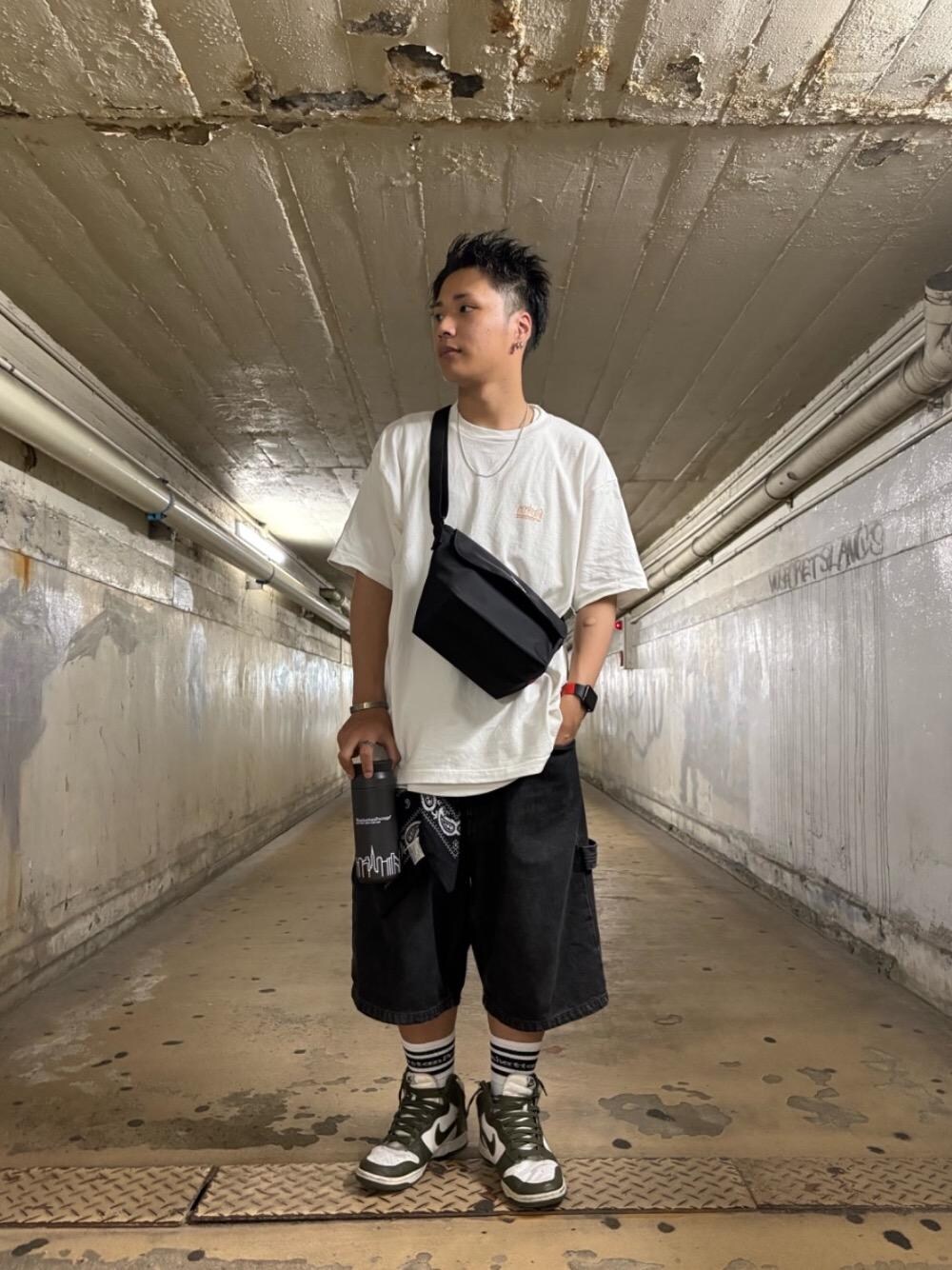 ホワイト系のソックス/靴下を着用したメンズの夏コーディネートの1枚目の写真