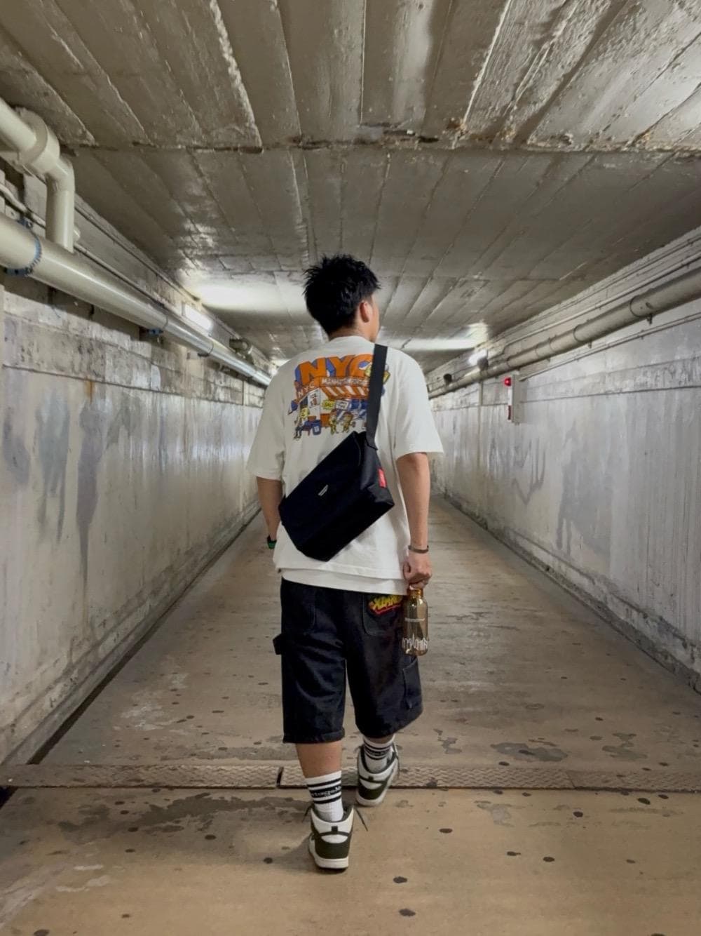 ブラック系のTシャツ/カットソー、ブラック系のソックス/靴下を着用したメンズの夏コーディネートの1枚目の写真