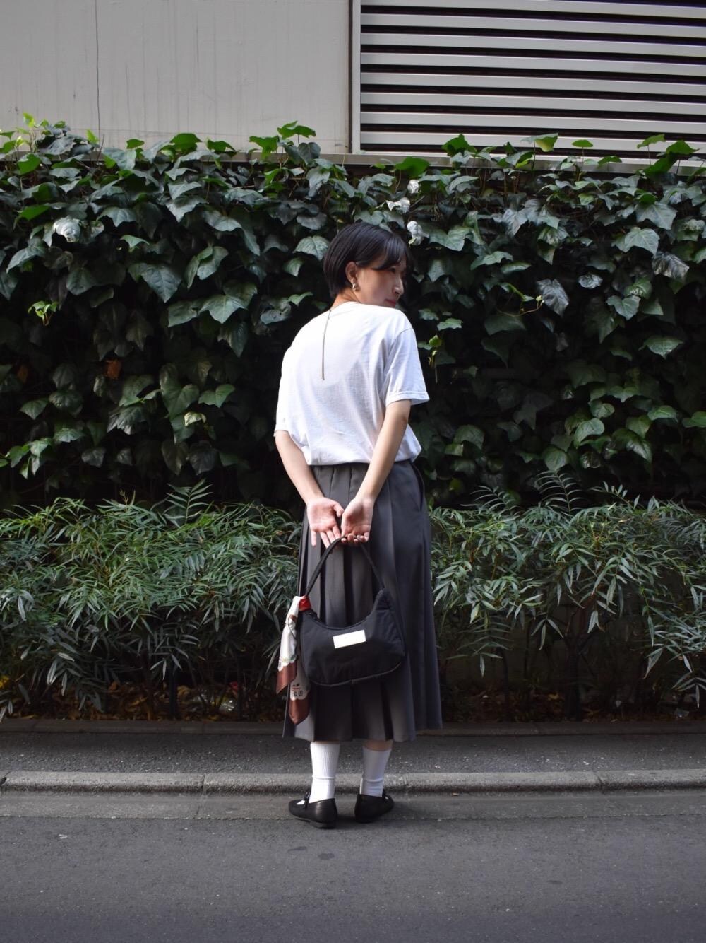 ブラック系のハンドバッグを着用したレディースの夏コーディネートの1枚目の写真