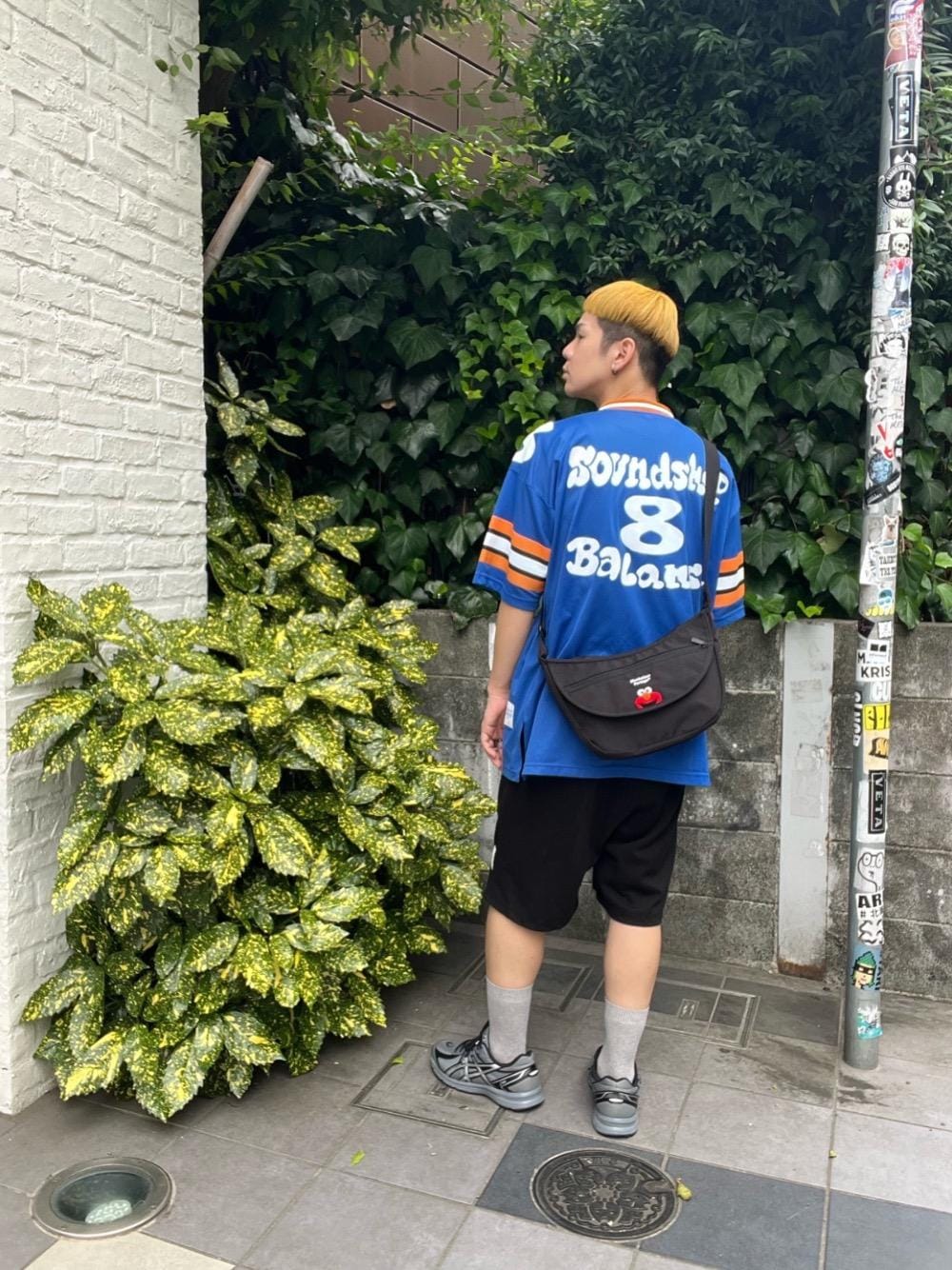 ブラック系のショルダーバッグを着用したメンズの夏コーディネートの1枚目の写真