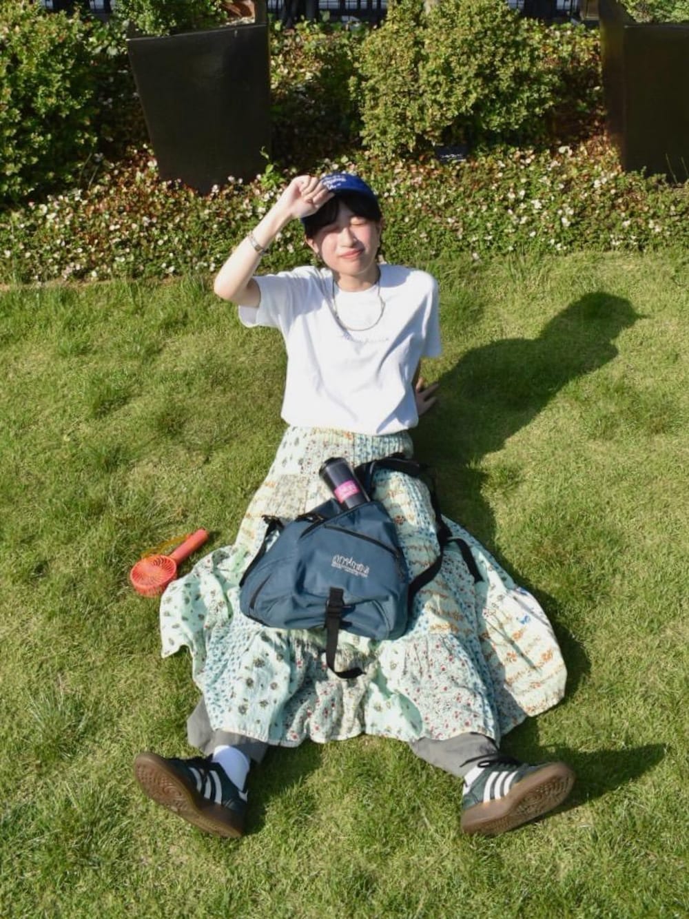 ブルー系のショルダーバッグを着用したレディースの夏コーディネートの1枚目の写真