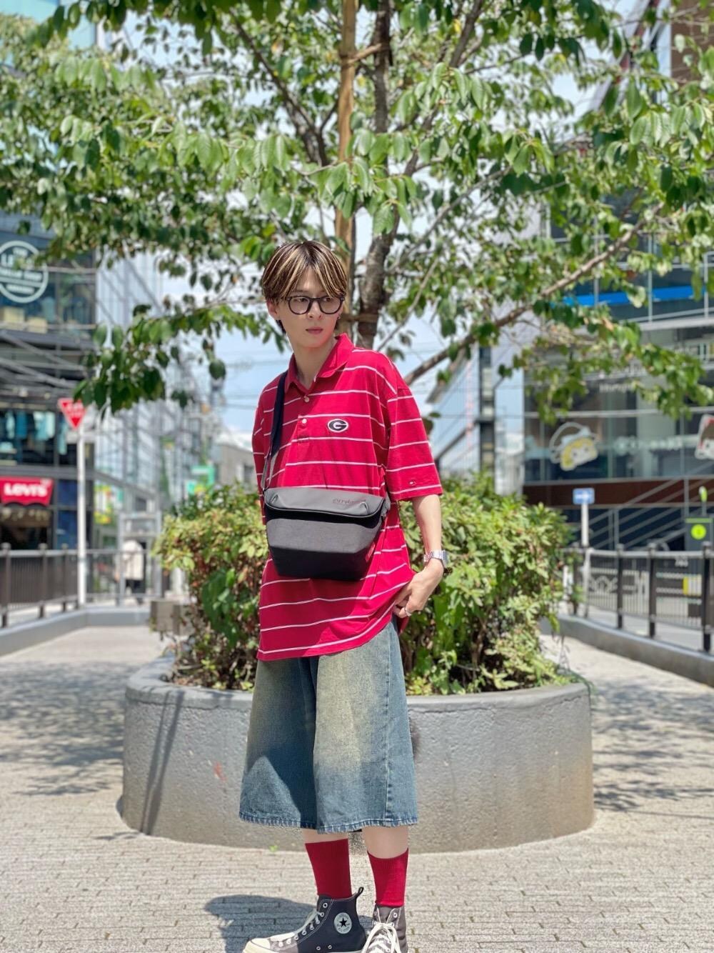 ブラック系のメッセンジャーバッグ、ブラック系の水筒を着用したメンズの夏コーディネートの1枚目の写真