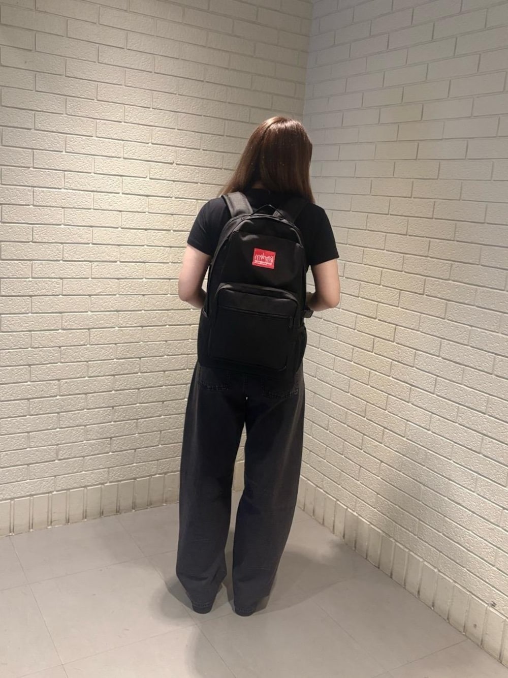 ブラック系のバックパック/リュックを着用したレディースの夏コーディネートの1枚目の写真