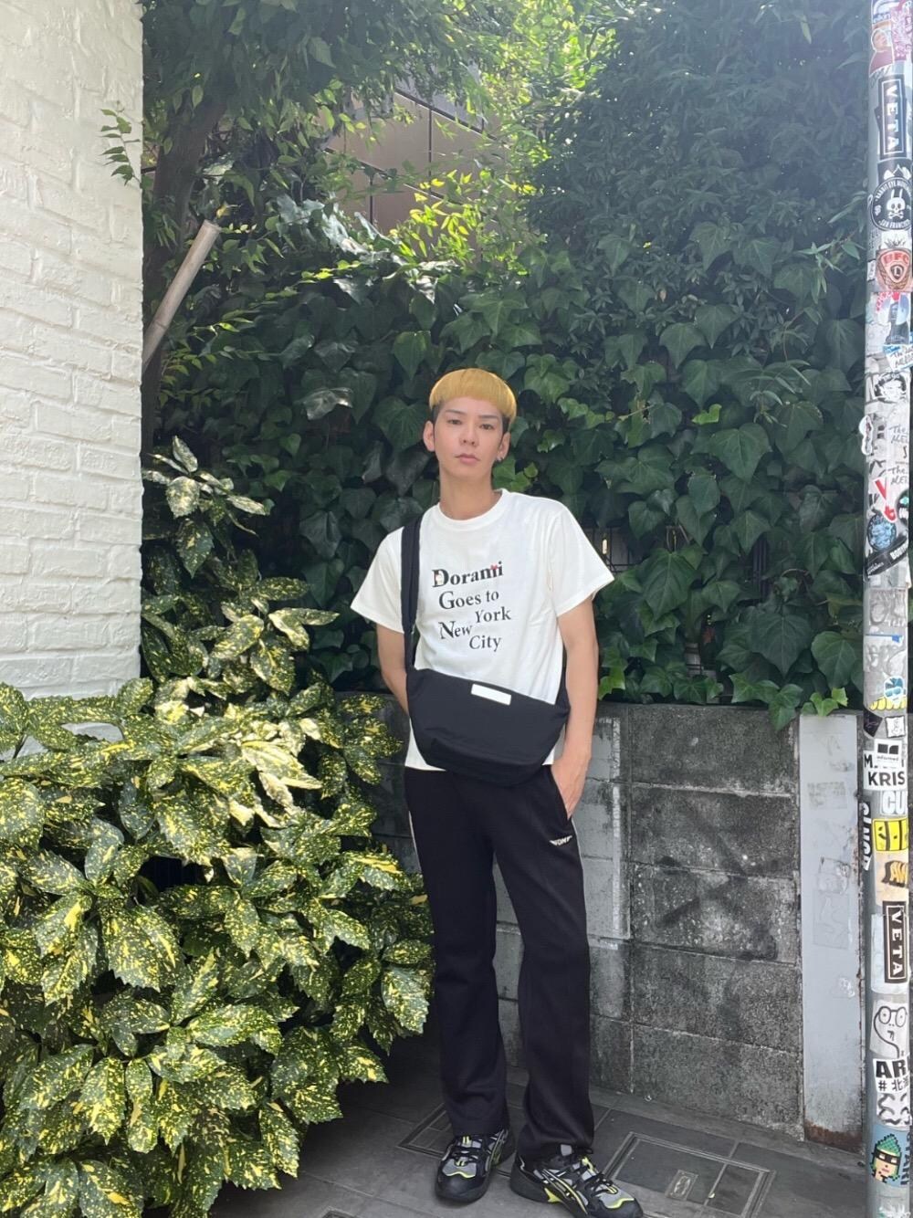 ブラック系のショルダーバッグを着用したメンズの夏コーディネートの1枚目の写真