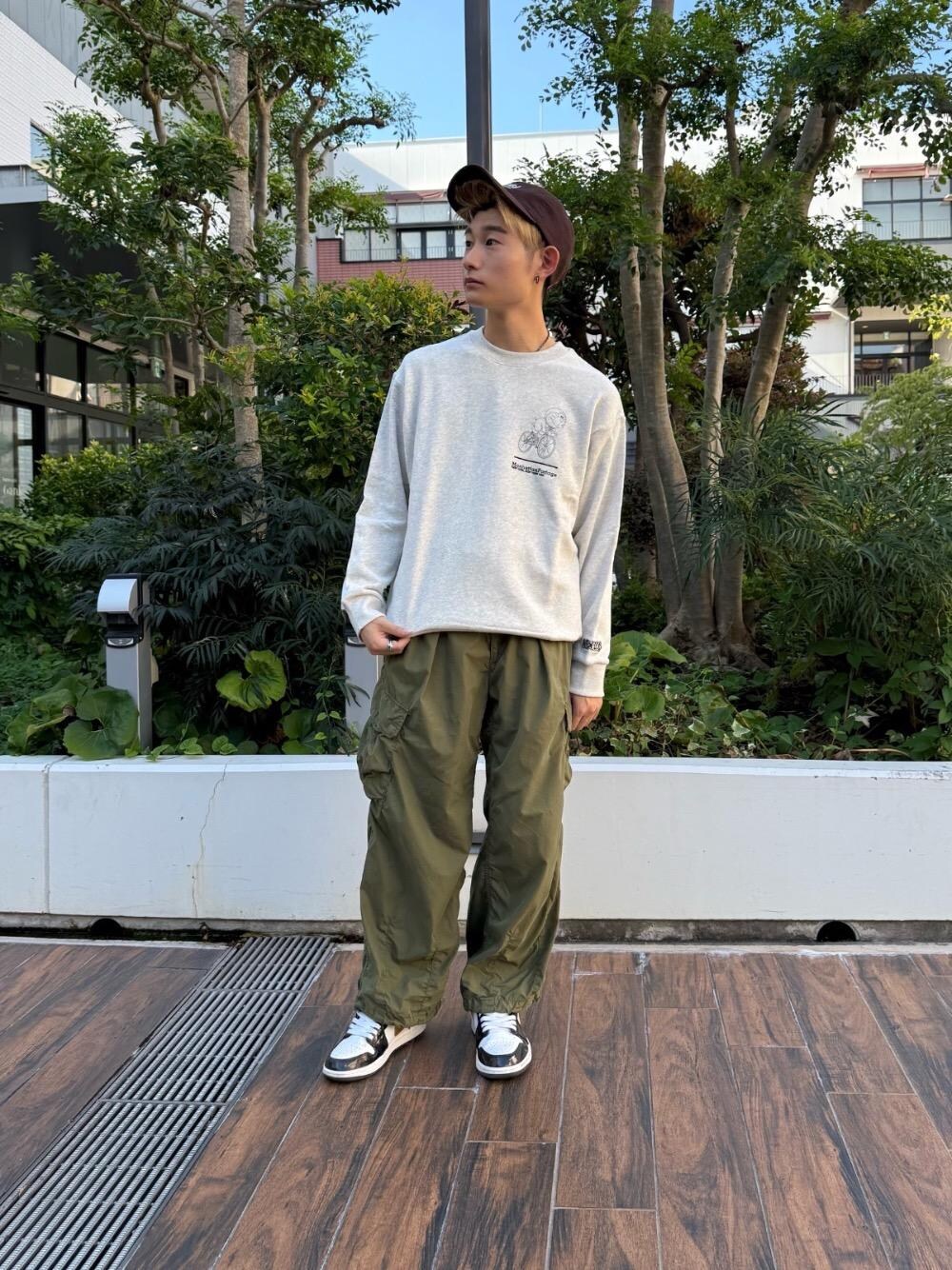 ベージュ系のスウェット、ブラウン系のキャップを着用したメンズの夏コーディネートの1枚目の写真