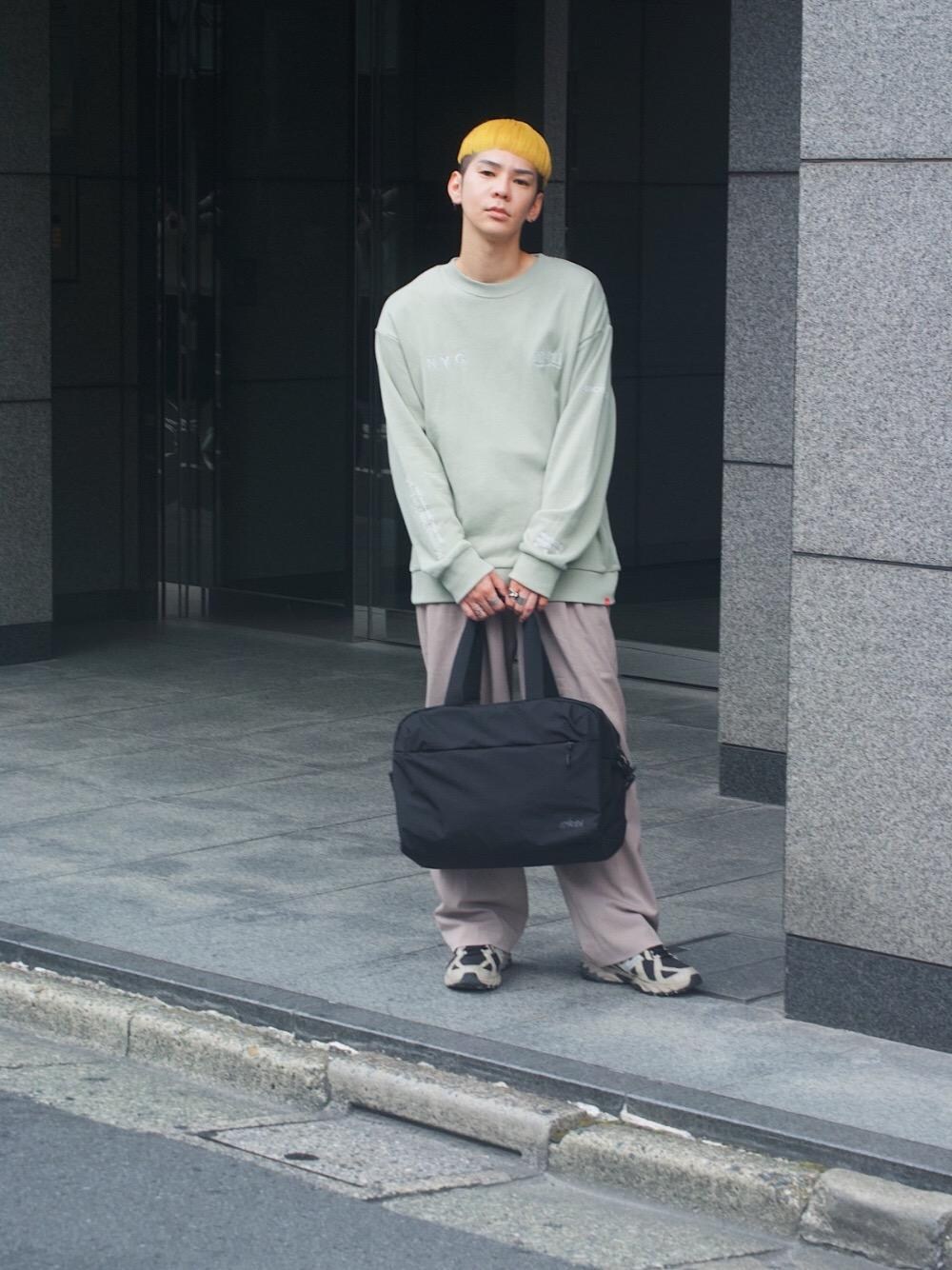 ブラック系のボストンバッグを着用したメンズの夏コーディネートの1枚目の写真