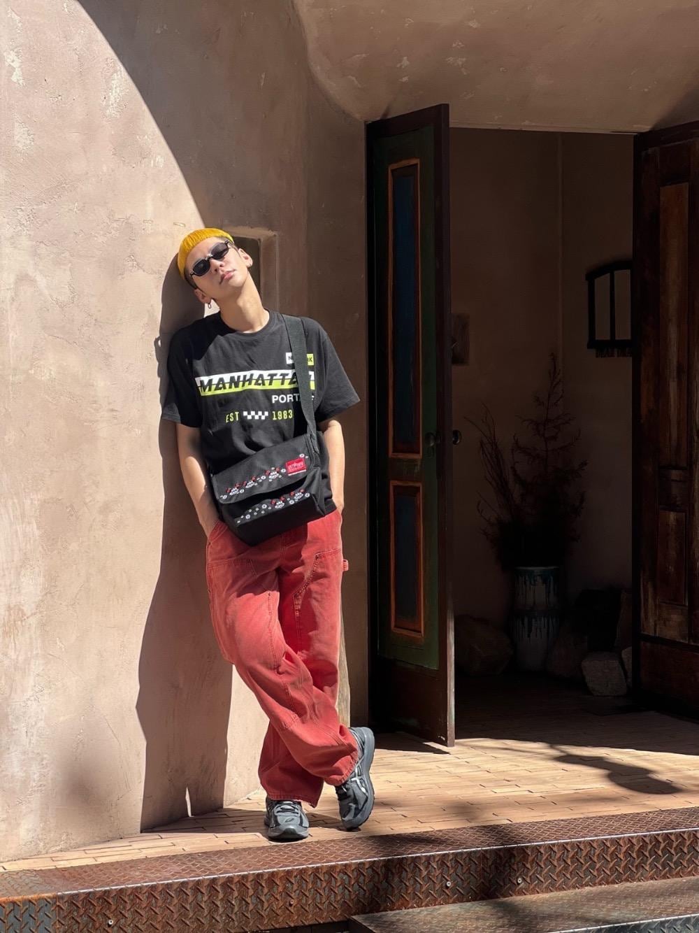 ブラック系のTシャツ/カットソー、ブラック系のメッセンジャーバッグを着用したメンズの秋コーディネートの1枚目の写真