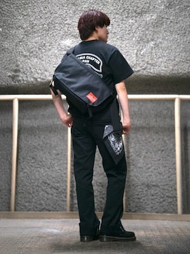 「アイテム（メッセンジャーバッグ）」を使った、Manhattan Portage Staffさん（メンズ・160cm）の秋コーディネート