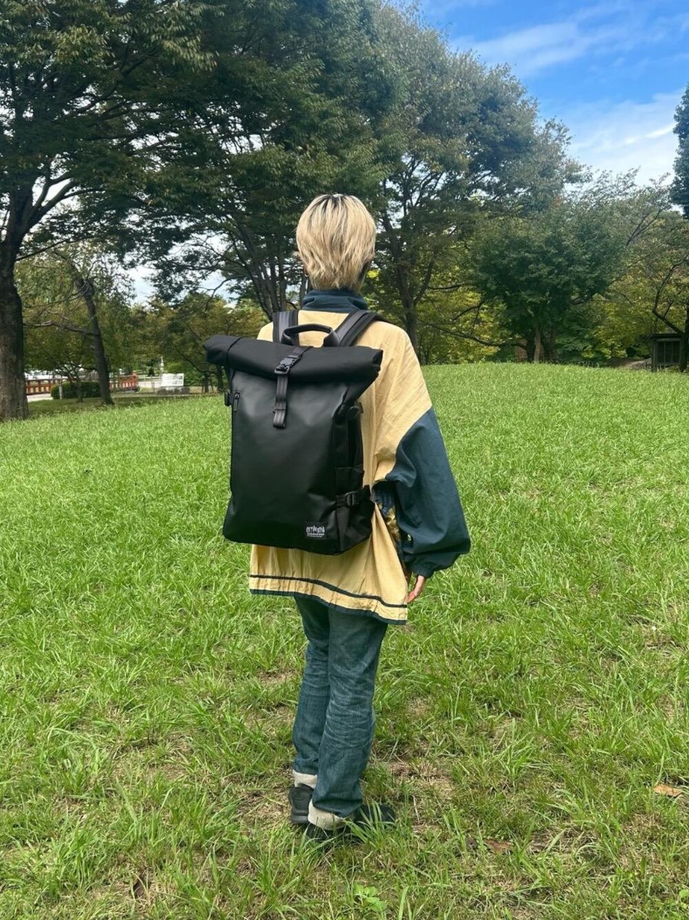 ブラック系のバックパック/リュックを着用したレディースの秋コーディネートの1枚目の写真