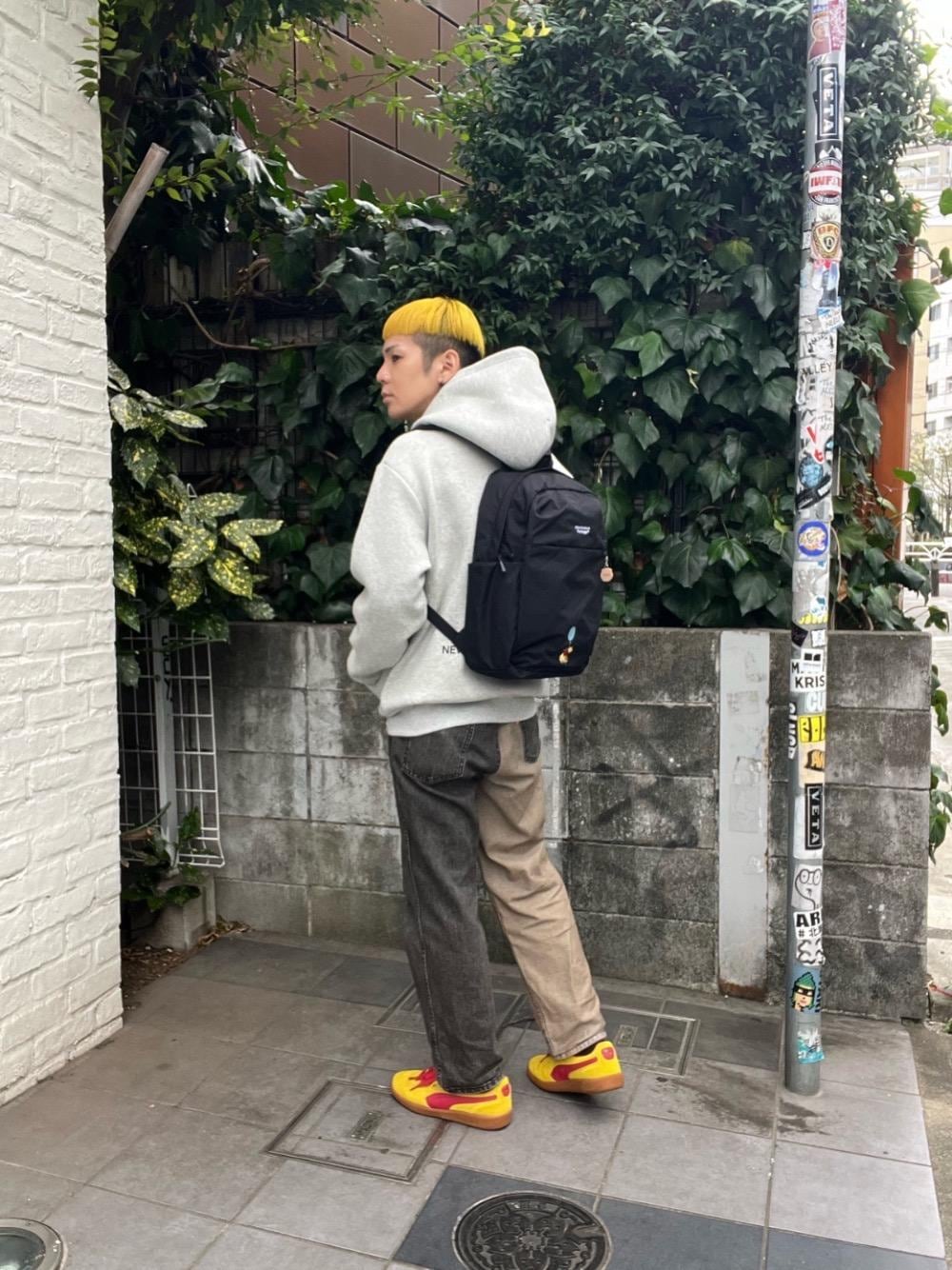 グレー系のパーカーを着用したメンズの秋コーディネートの1枚目の写真