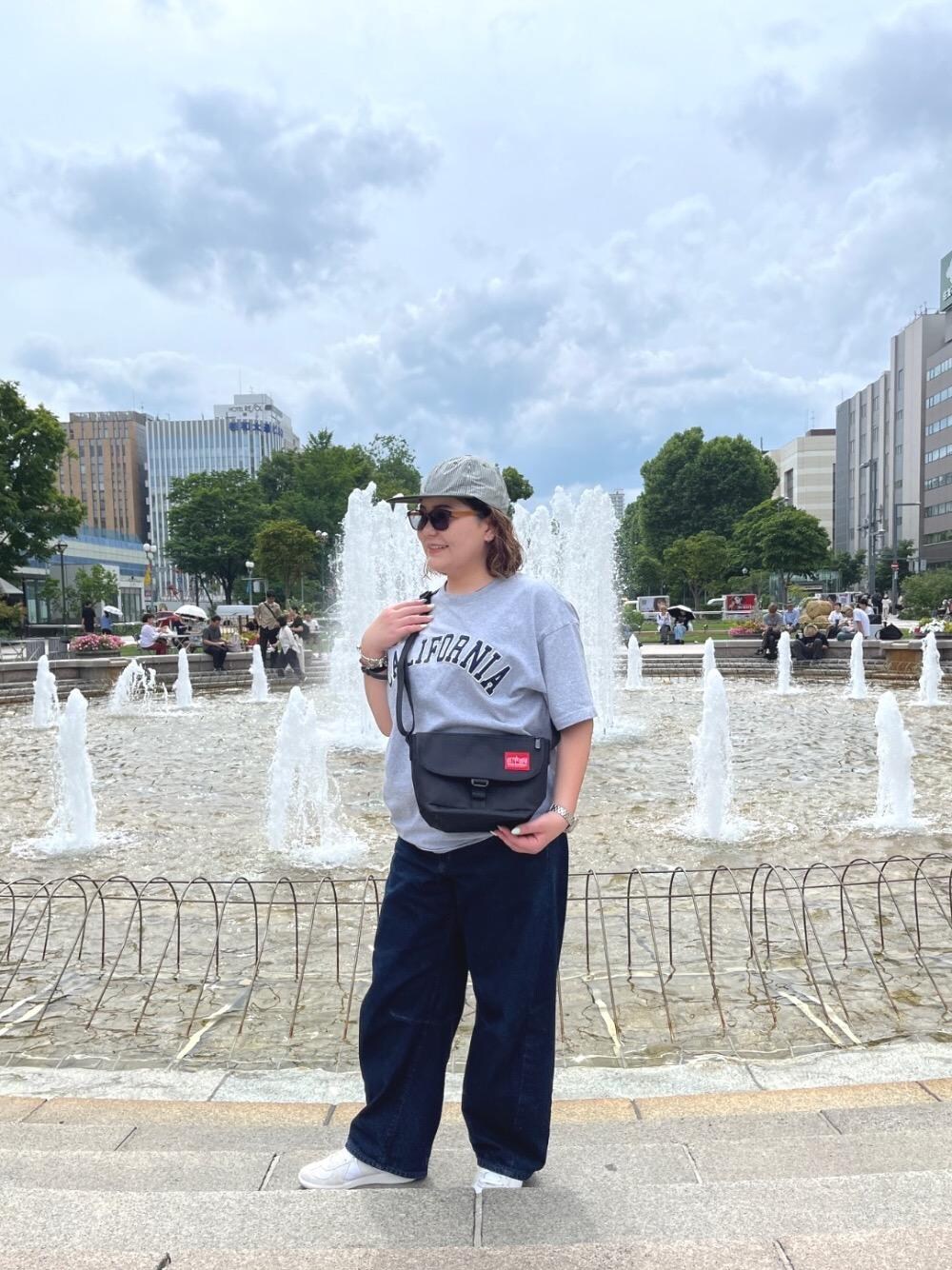 ブラック系のメッセンジャーバッグを着用したレディースの秋コーディネートの1枚目の写真