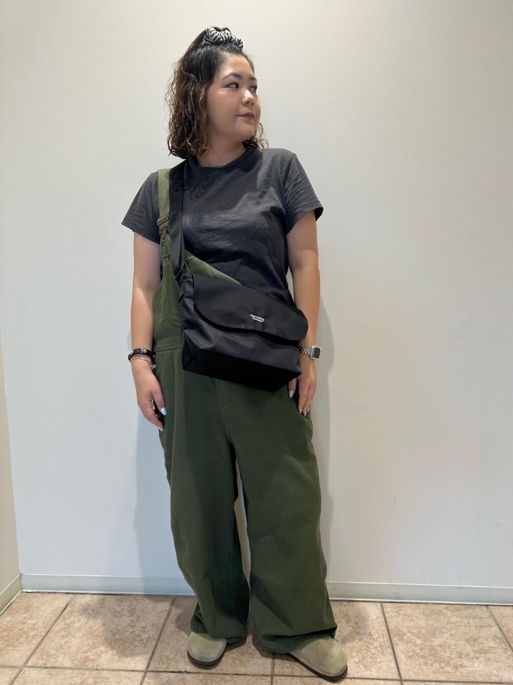 ブラック系のメッセンジャーバッグ、ベージュ系の水筒を着用したレディースの秋コーディネートの1枚目の写真