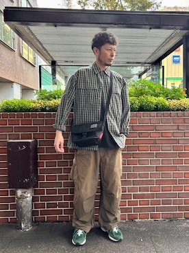 「アイテム（メッセンジャーバッグ）」を使った、Manhattan Portage Staffさん（メンズ・178cm）の秋コーディネート
