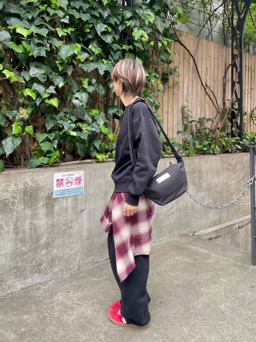 ブラック系のショルダーバッグを着用したメンズの秋コーディネートの1枚目の写真