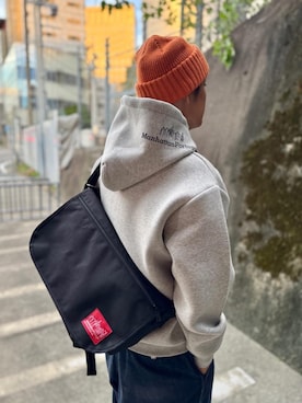 「アイテム（メッセンジャーバッグ）」を使った、Manhattan Portage Staffさん（メンズ・170cm）の秋コーディネート