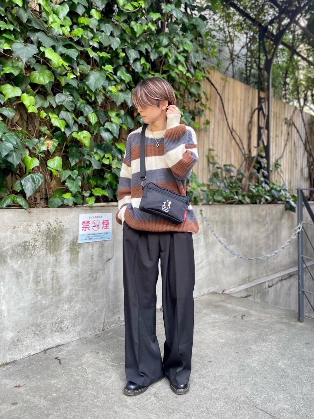 ブラック系のショルダーバッグを着用したメンズの秋コーディネートの1枚目の写真