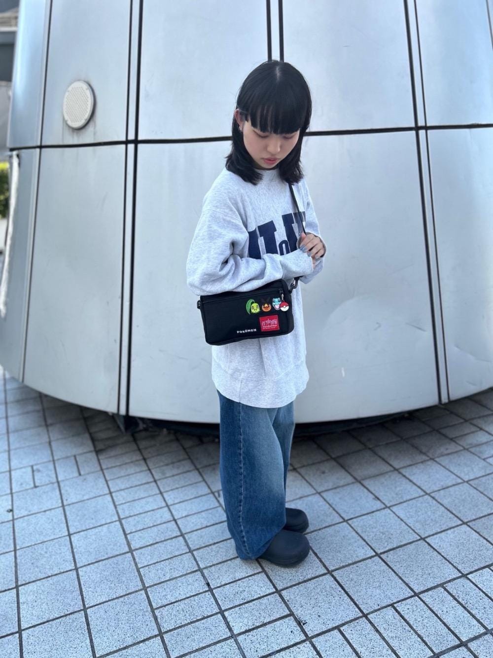 ブラック系のショルダーバッグを着用したレディースの秋コーディネートの1枚目の写真