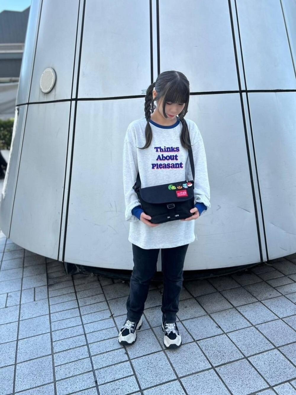 ブラック系のメッセンジャーバッグを着用したレディースの秋コーディネートの1枚目の写真