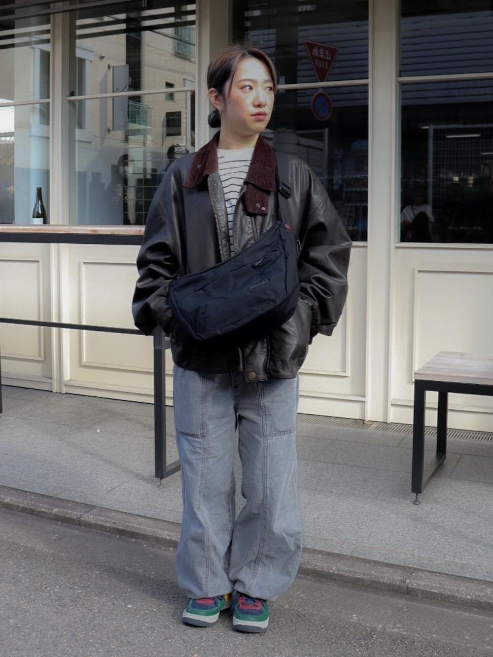 ブラック系のショルダーバッグを着用したレディースの秋コーディネートの1枚目の写真