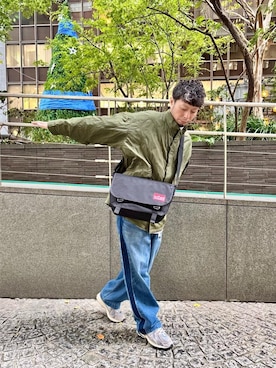 「アイテム（メッセンジャーバッグ）」を使った、Manhattan Portage Staffさん（メンズ・178cm）の秋コーディネート