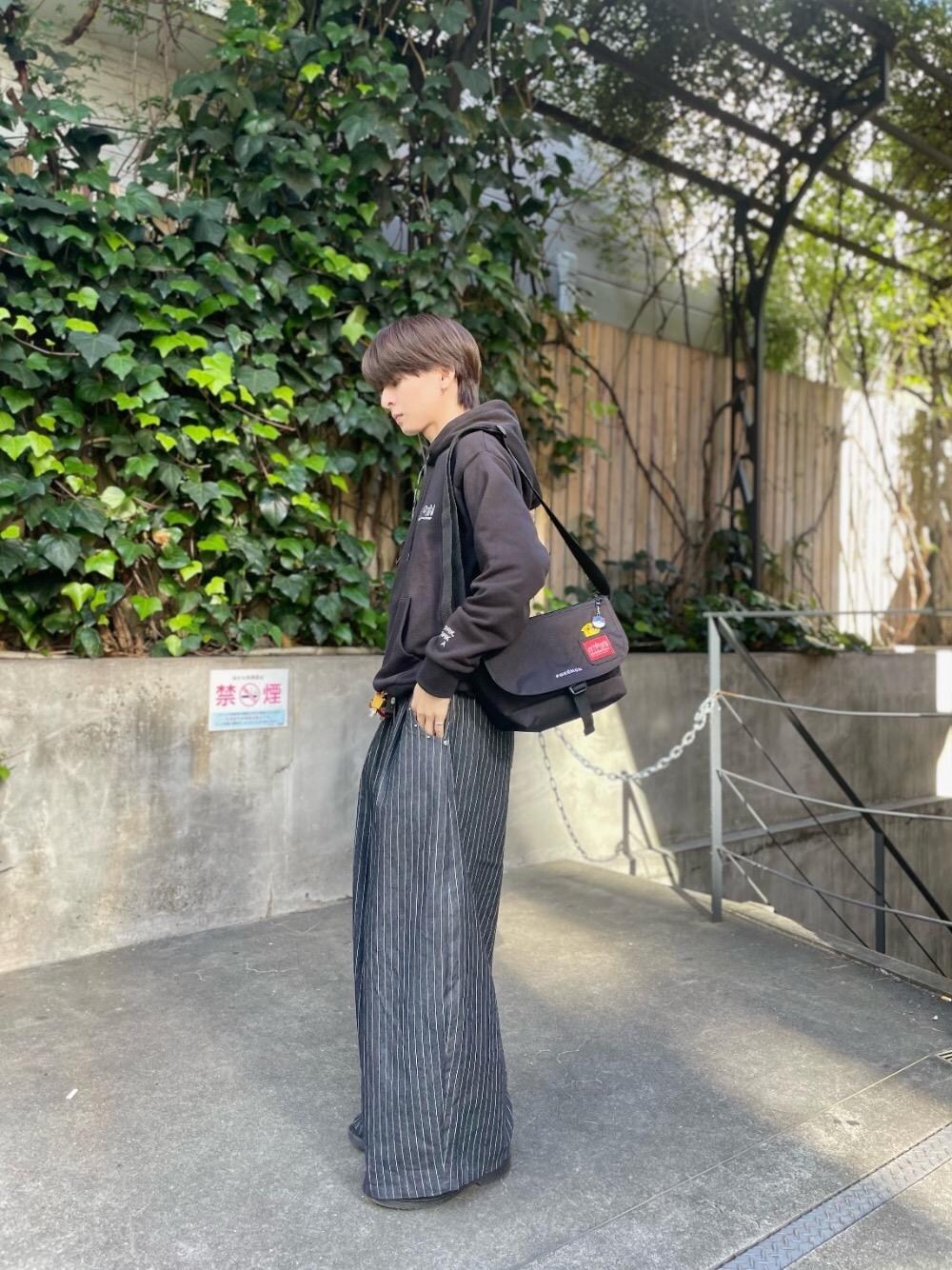 ブラック系のパーカー、ブラック系のメッセンジャーバッグを着用したメンズの冬コーディネートの1枚目の写真