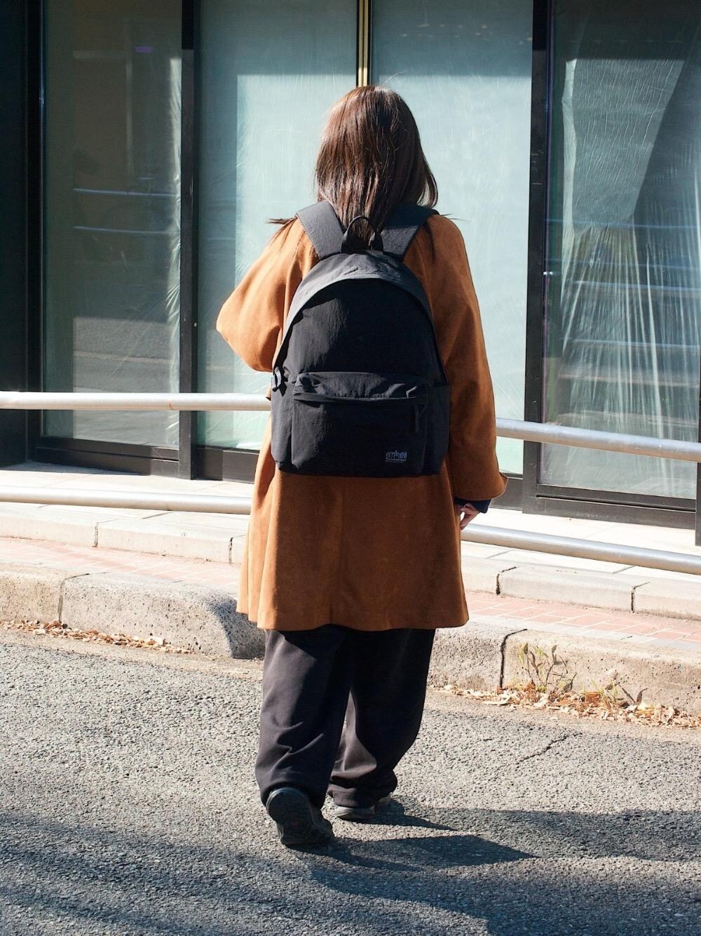 ブラック系のバックパック/リュックを着用したレディースの冬コーディネートの1枚目の写真